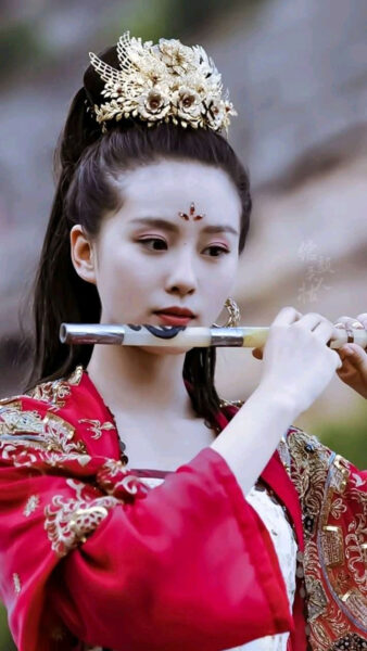 Ảnh cổ trang Trung Quốc Lưu Thi Thi thổi sáo