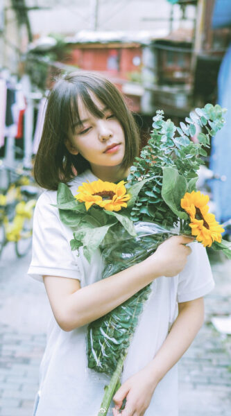 ẢNh cô gái cầm hoa buồn