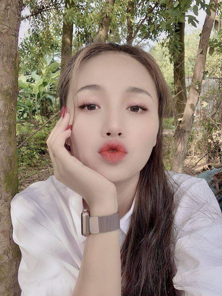 Thông qua những bức ảnh xinh đẹp và tươi tắn, Thị Nhung đang chứng minh rằng cô ấy không chỉ là một người mẫu quốc tế mà còn là một nhân vật dễ thương và đầy sự năng động trong cuộc sống hàng ngày.