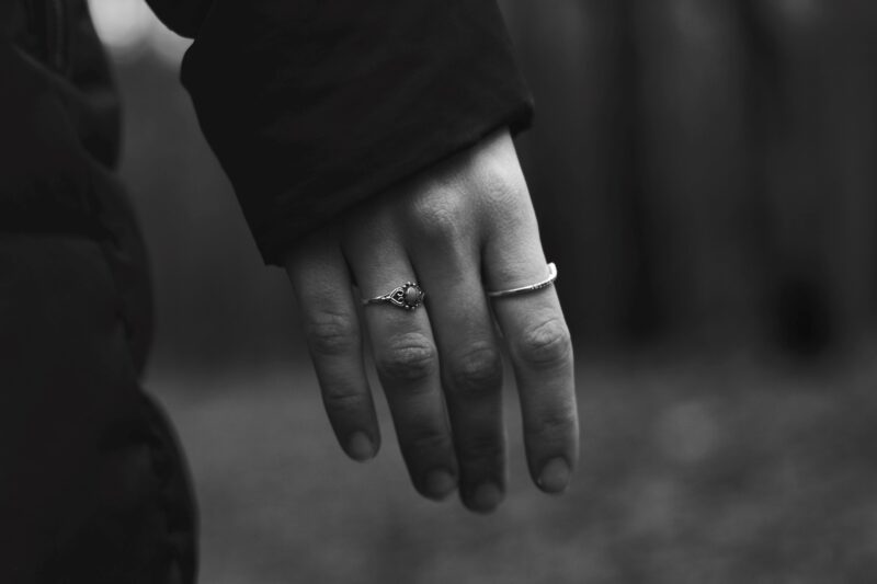Ảnh bàn tay buồn đeo nhẫn trắng đen