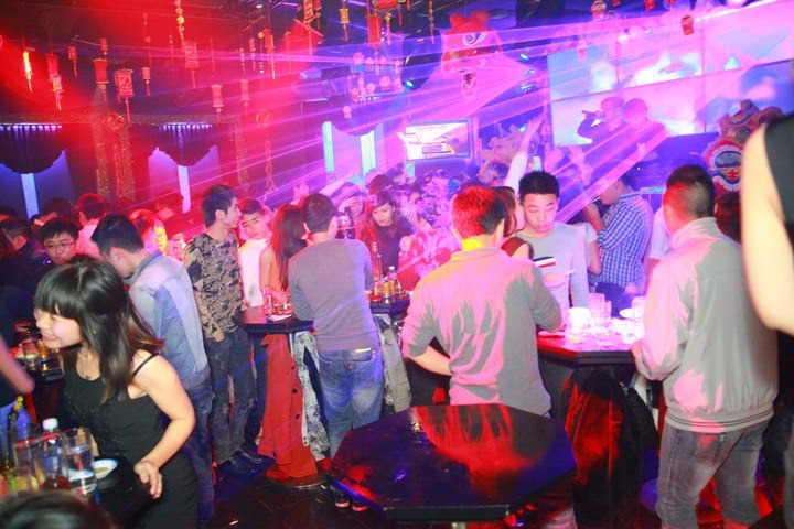Hình ảnh công an yêu cầu hàng loạt quán bar hàng quán ăn đêm ở Hà Nội đóng  cửa lúc 0h ngày 304