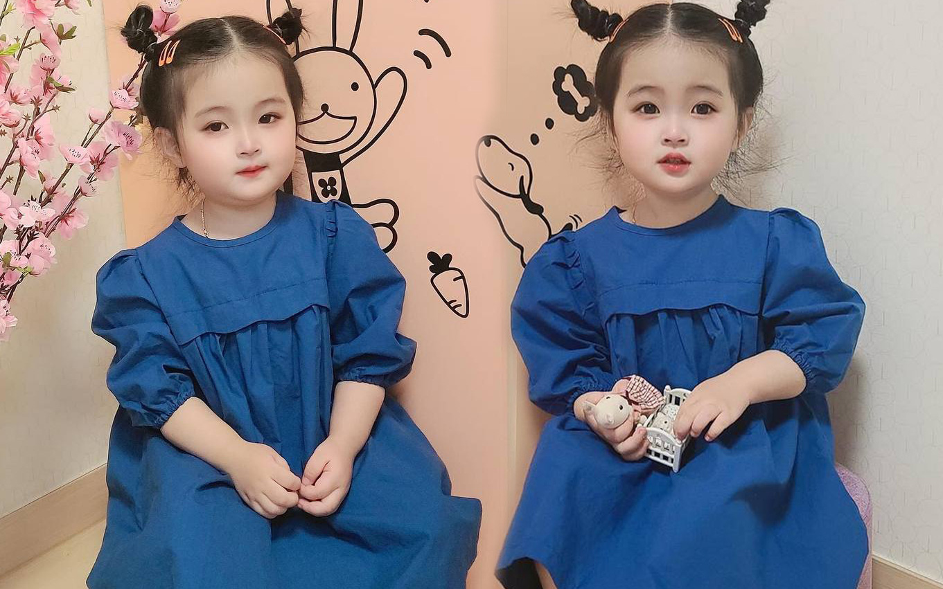 Em bé Hàn Quốc đáng yêu: Nếu bạn muốn tìm kiếm những hình ảnh ngộ nghĩnh và đáng yêu của em bé Hàn Quốc, hãy xem hình ảnh này! Bé gái trong chiếc váy hoa nhẹ nhàng này đang cười tít mắt và tay cầm cún con sẽ khiến trái tim bạn tan chảy.