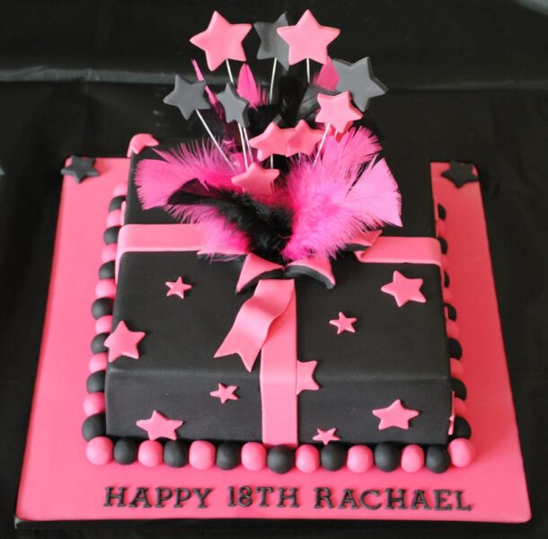 Bánh sinh nhật 18 tuổi màu hồng dễ thương