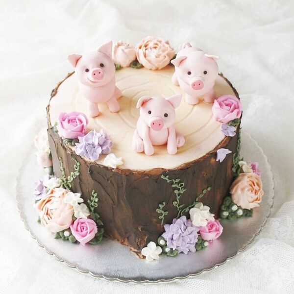 Bánh sinh nhật con lợn cho người tuổi Hợi ba chú heo trên gốc cây