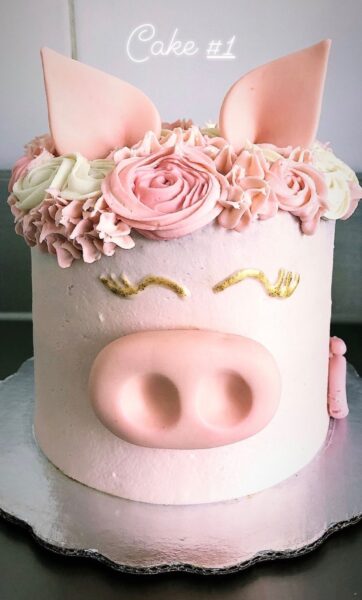 Bánh sinh nhật con lợn cho người tuổi Hợi đầu đội vòng hoa