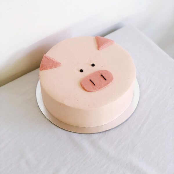 Bánh sinh nhật con lợn cho người tuổi Hợi đơn giản hồng nhạt