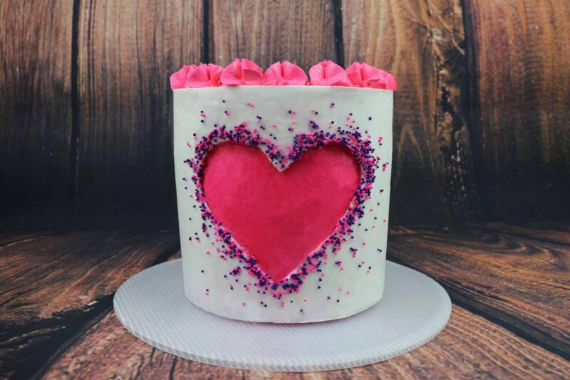 Bánh sinh nhật hình trái tim bên thân bánh