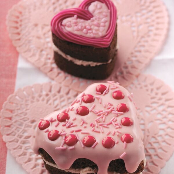 Bánh sinh nhật hình trái tim cốt socola kem hồng