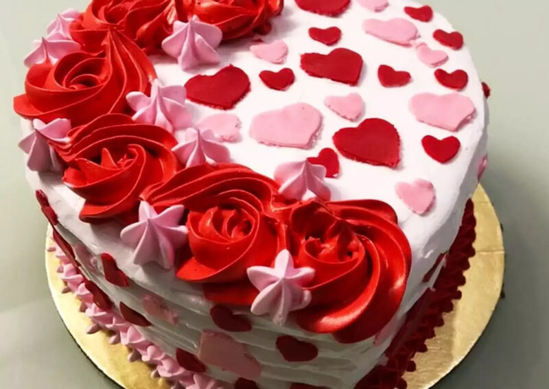 Bánh sinh nhật hình trái tim hoa hồng và tình yêu