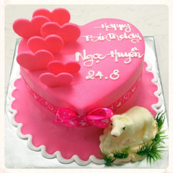 Bánh sinh nhật hình trái tim màu hồng