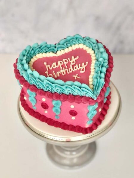 Bánh sinh nhật hình trái tim màu sắc đáng yêu