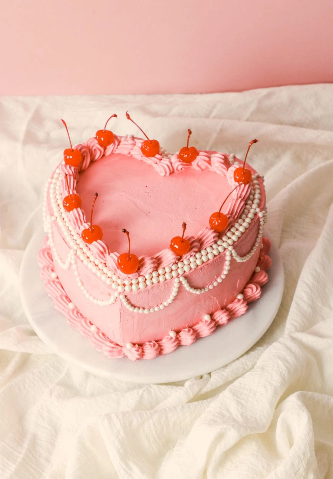 Bánh kem sinh nhật đơn giản A52 nền màu hồng nhạt vẽ tim trắng lớn ỏ giữa  nhiều tim li ti Bánh kem sinh nhật | Đặt bánh online giao tận nơi