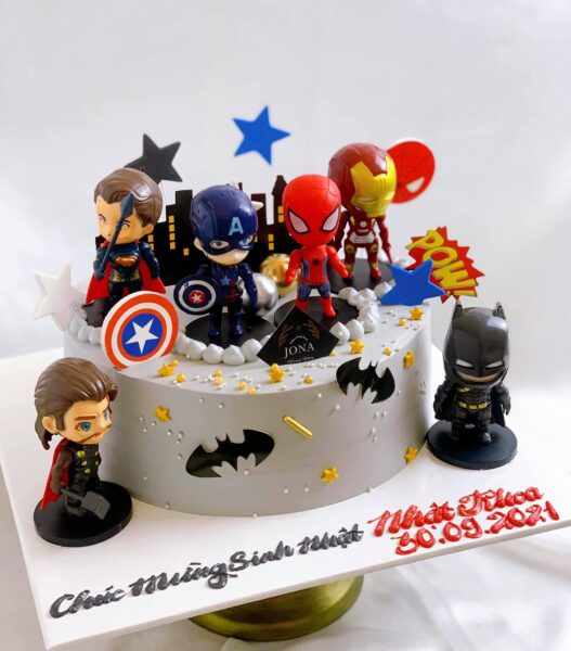 Bánh sinh nhật nam bé thích Marvel