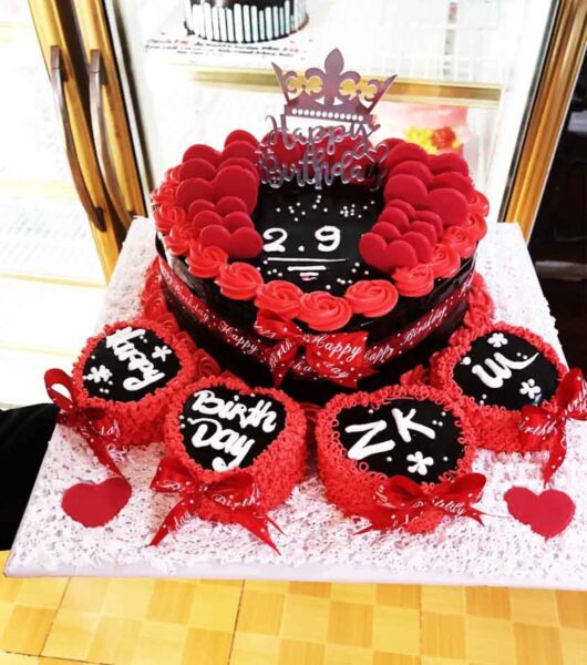 Bánh sinh nhật vợ yêu đen đỏ có vương miện