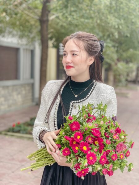 Hình Thị Nhung ôm bó hoa
