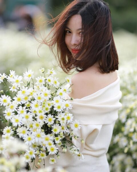 Hình ảnh cô gái cầm hoa Cúc