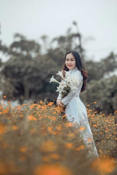 Hình ảnh cô gái cầm hoa kèn
