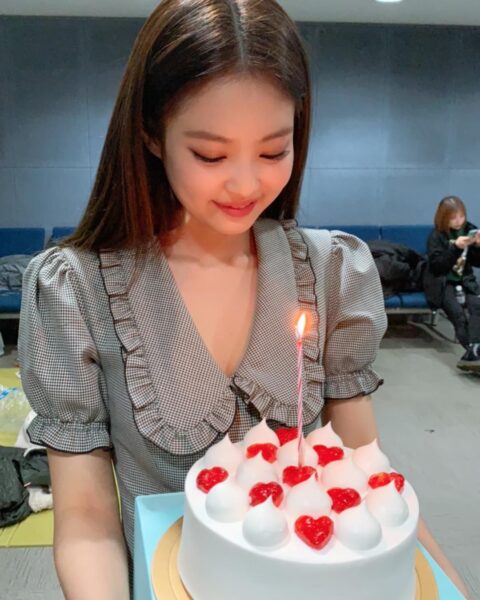 Hình ảnh gái đẹp chúc mừng sinh nhật với bánh kem và nến