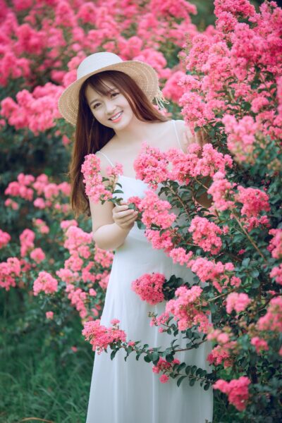 Hình cô gái cầm hoa mặc đầm trắng