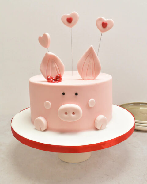 Mẫu bánh sinh nhật con lợn cho người tuổi Hợi có que cắm trái tim