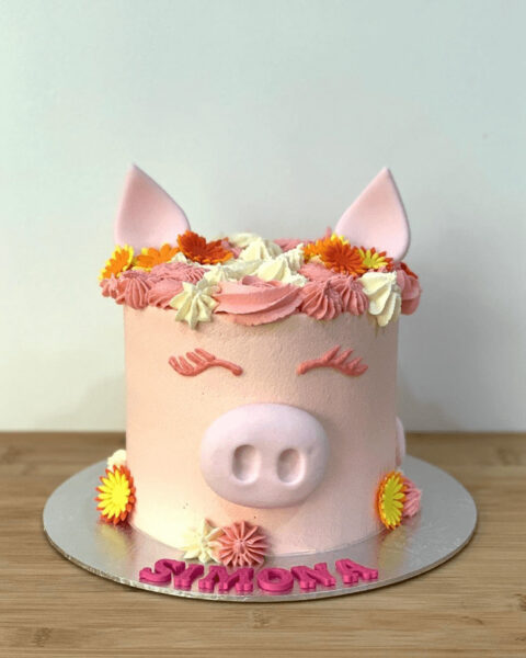 Mẫu bánh sinh nhật con lợn cho người tuổi Hợi mắt cười có vòng hoa