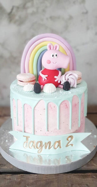 Mẫu bánh sinh nhật con lợn cho người tuổi Hợi với cầu vồng