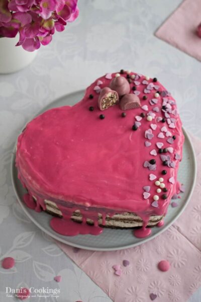 Mẫu bánh sinh nhật hình trái tim hồng đậm