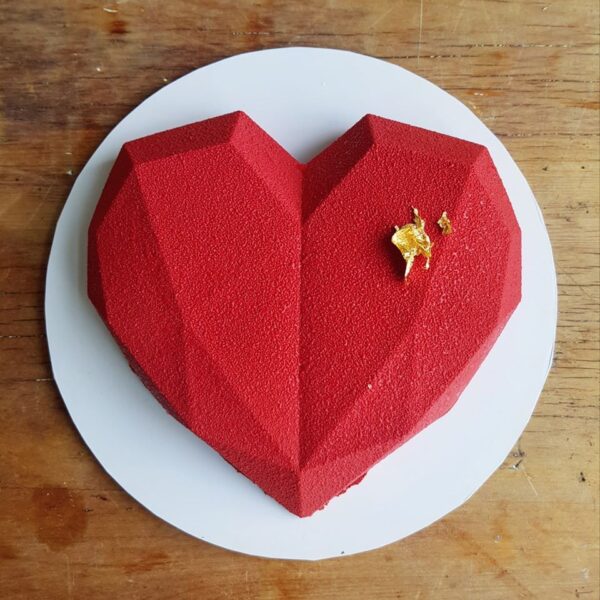Mẫu bánh sinh nhật hình trái tim khối cạnh màu đỏ nhung