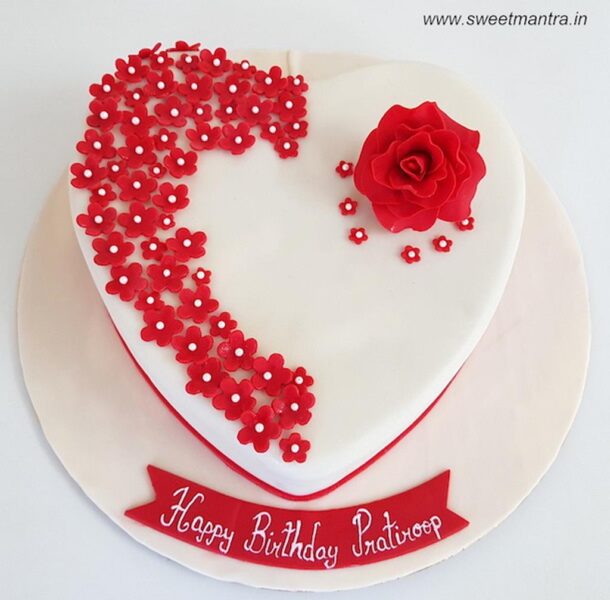 Mẫu bánh sinh nhật hình trái tim trang trí hoa mai nhỏ đỏ