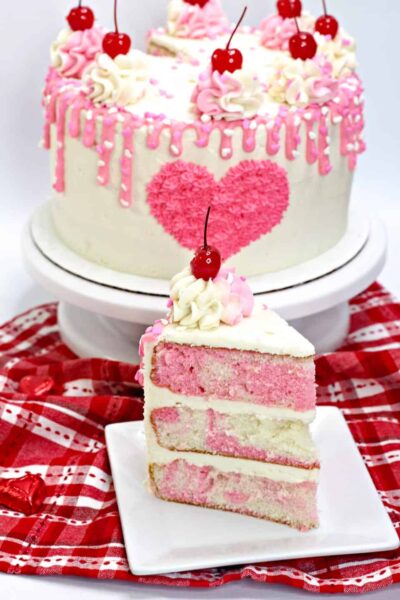 Mẫu bánh sinh nhật hình trái tim trên thân ngọt ngào