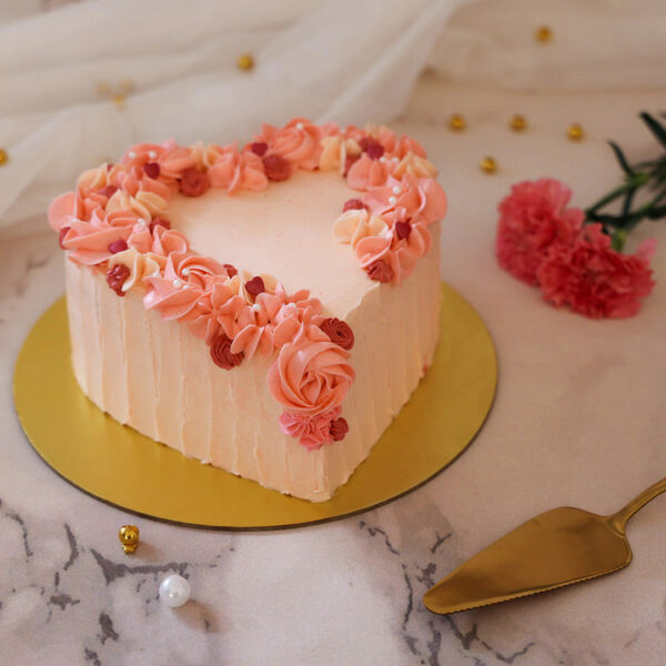 Mẫu bánh sinh nhật hình trái tim vòng hoa Valentine