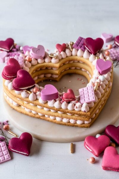 Mẫu bánh sinh nhật hình trái tim xếp từ bánh quy