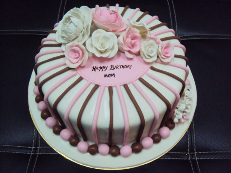 Mẫu bánh sinh nhật mẹ sọc hồng nâu