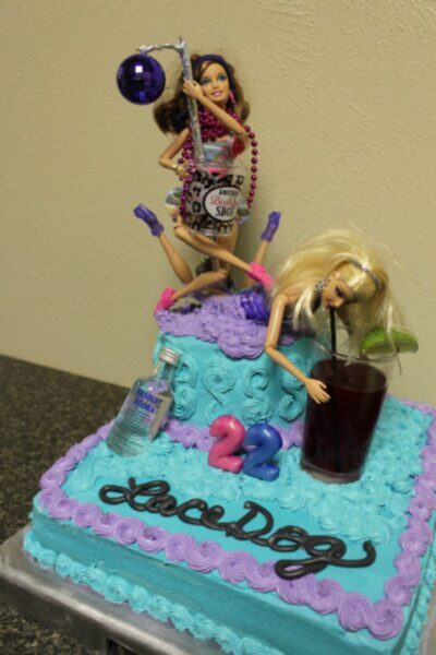 Mẫu bánh sinh nhật troll bựa, độc lạ, lầy lội gãy sau tiệc