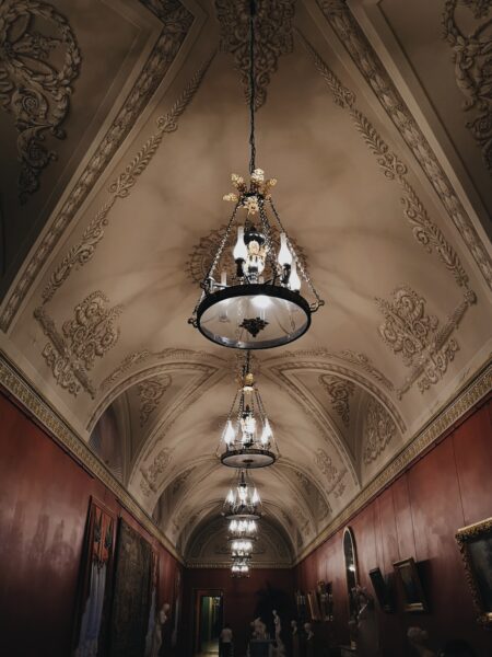 Mẫu đèn trần cổ kính trên hành lang