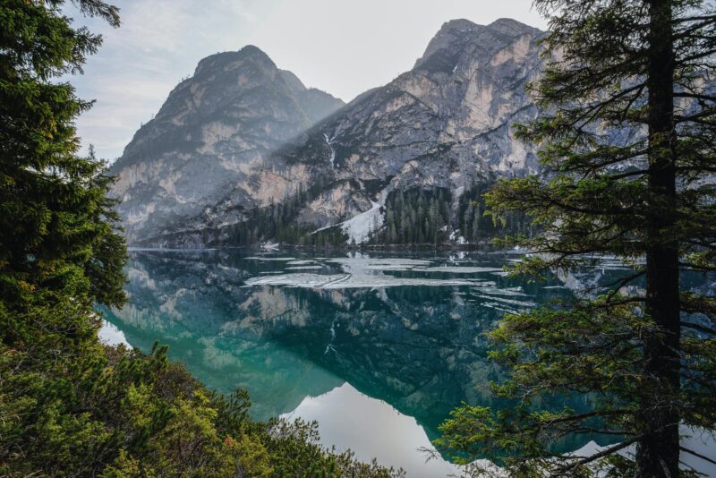 Hình nền máy tính thiên nhiên hồ giữa núi đẹp nhất