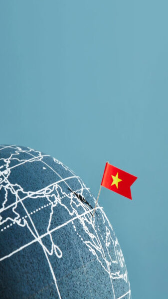 Hình nền cờ Việt Nam cắm trên quả địa cầu