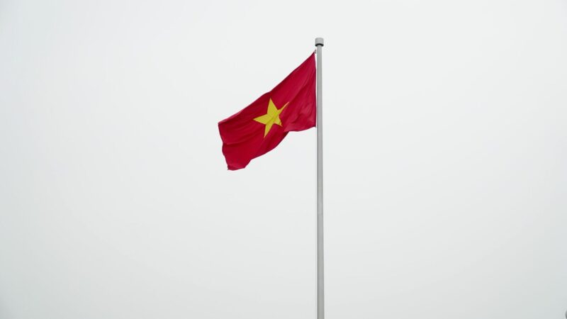 Hình nền cờ Việt Nam nền trời trắng