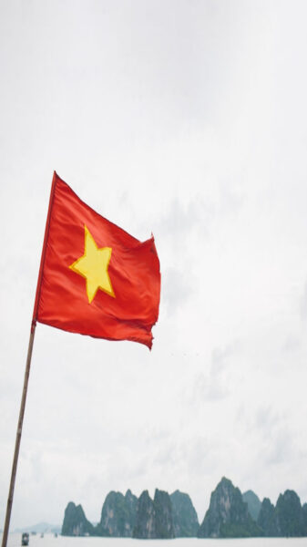 Hình nền cờ Việt Nam ở Vịnh Hạ Long