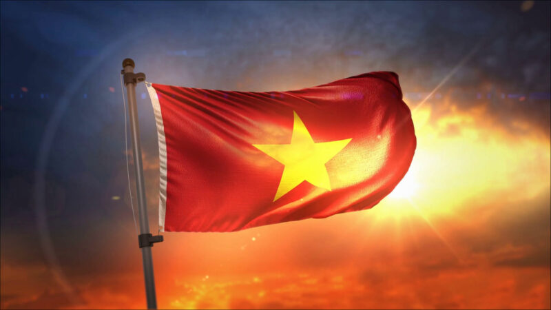 Hình nền cờ Việt Nam trong nắng vàng