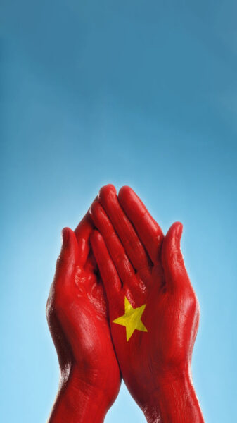 Hình nền cờ Việt Nam vẽ trên bàn tay