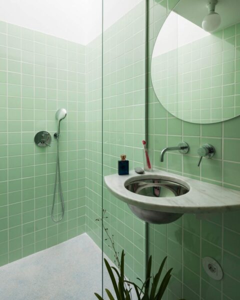 Mẫu phòng tắm kính màu xanh